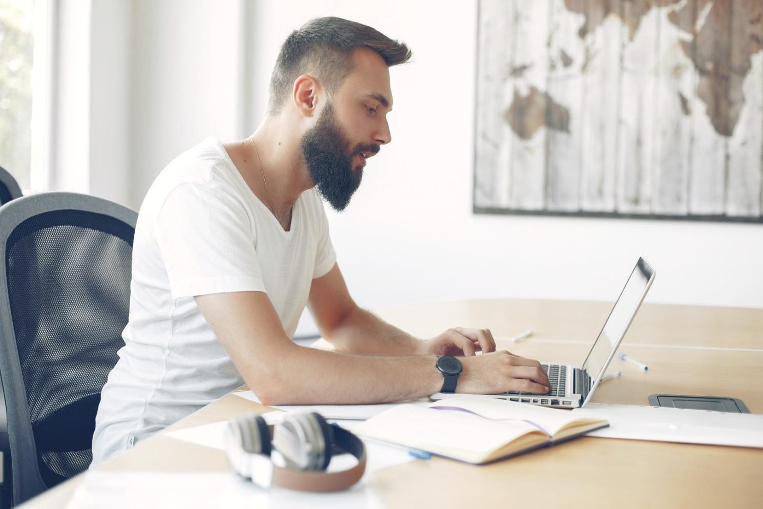 Moderne Arbeitsumgebung mit Finanzanalyse